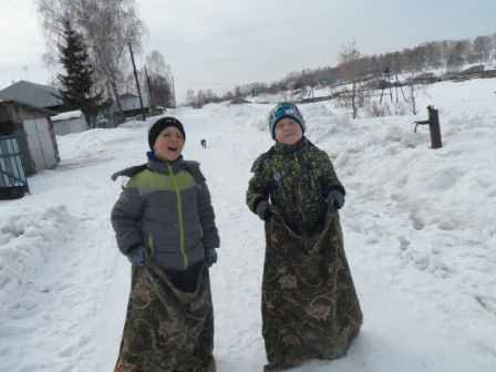 Волшебная страна Тролей. Бег в мешках